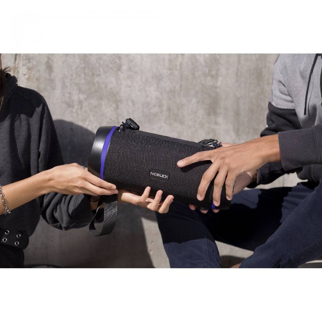 Imagen Parlante Portátil Bluetooth Noblex Psb1000 45w Fm Luces Led