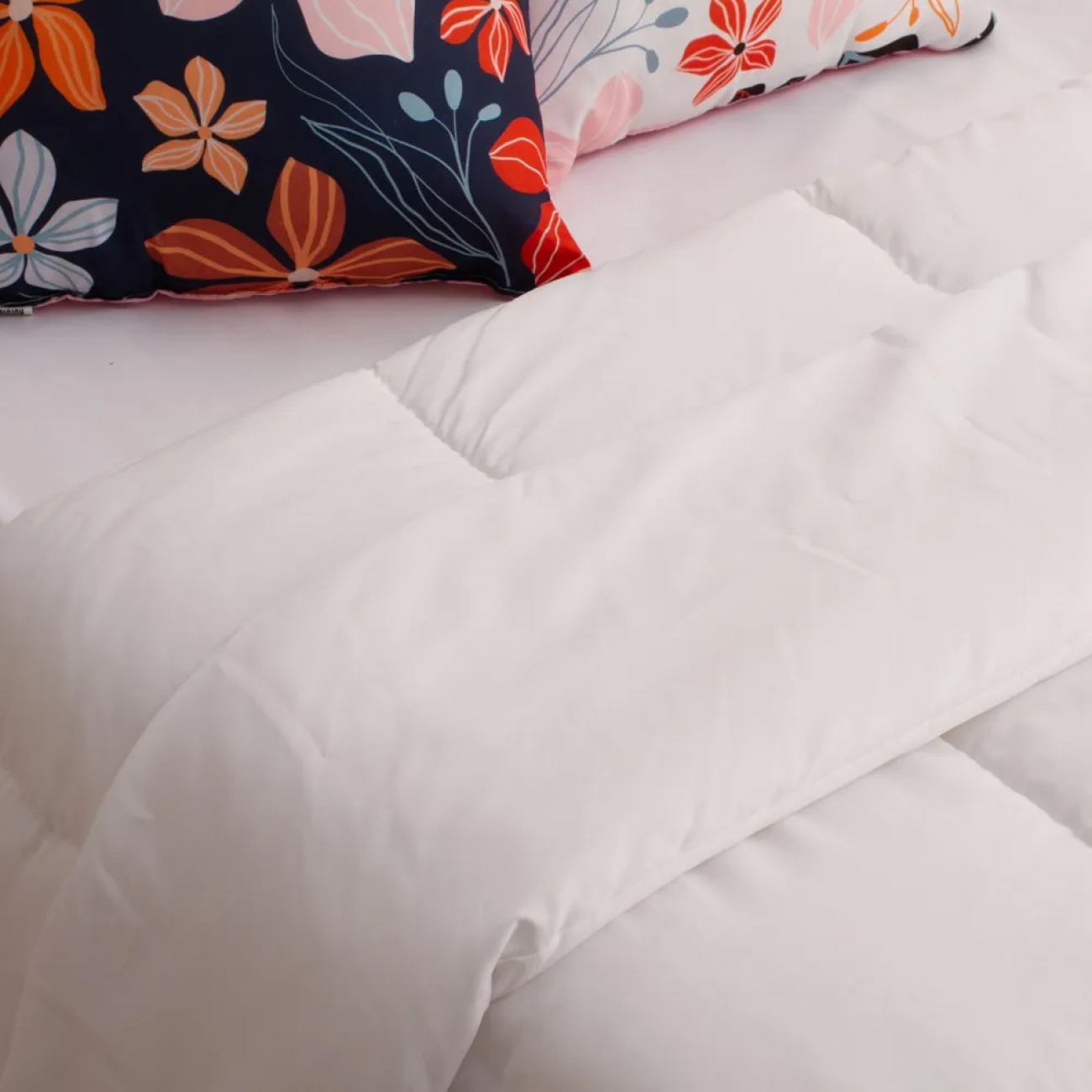 Imagen Acolchado Casablanca Oro Liso 1 1/2 P  Reversible Blanco